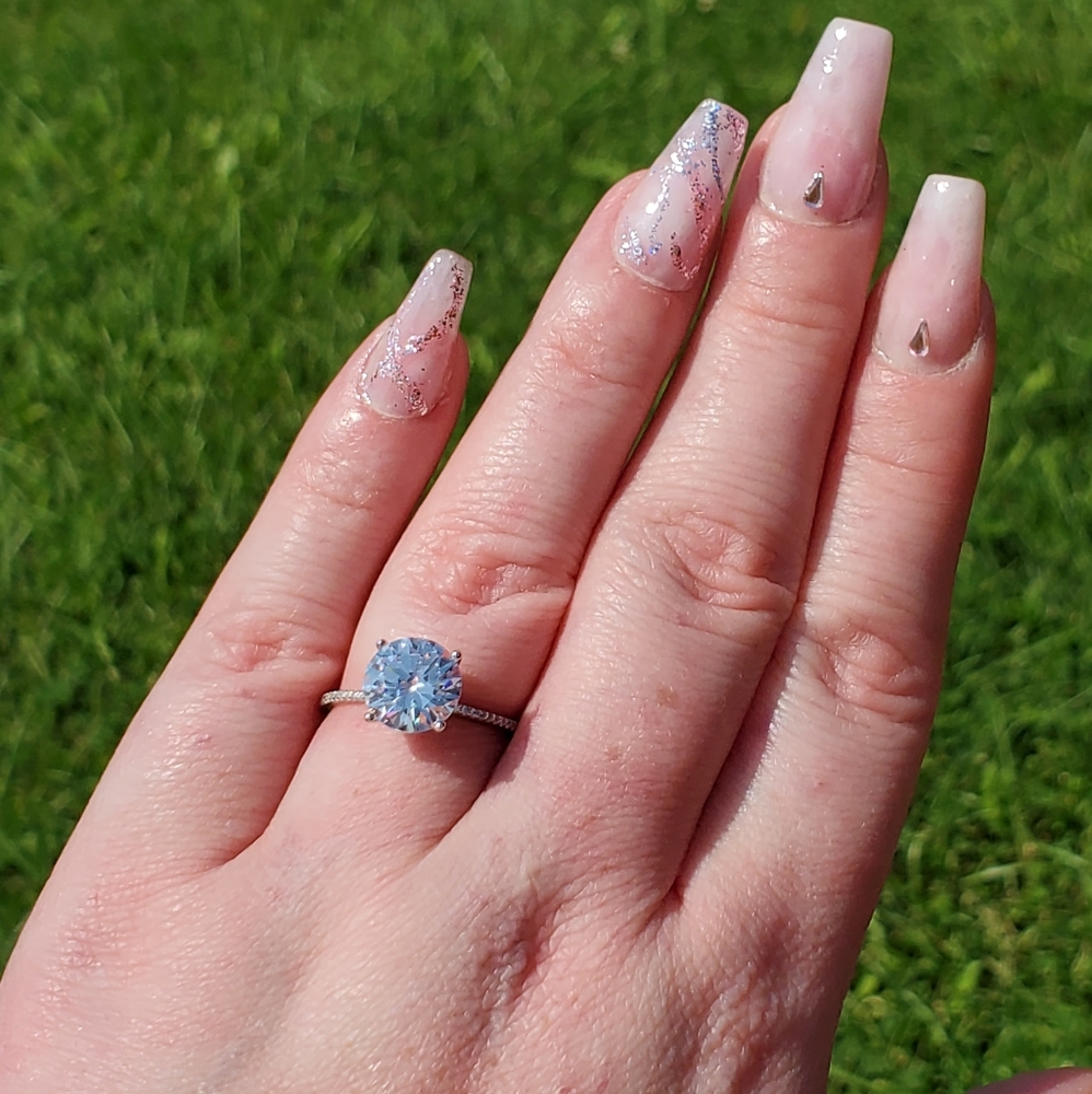 Engagement ring round brilliant 4 prong setting